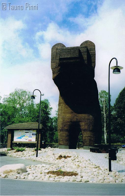 The worlds biggest wooden bear (81411696)